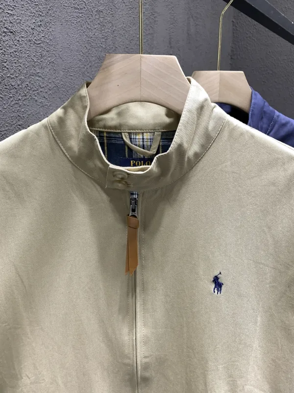 P310 Ralph Lauren classic lapel executive zipper jacket - exquisite small logo embroidery on the chest - unisex design, versatile for men and women - customized plaid inside, replica of the original color: Navy Khaki Size: S Length 70 Chest Width 105 Shoulder Width 45 Sleeve Length 56 M Length 72 Chest Width 110 Shoulder Width 47 Sleeve Length 58 L Length 74 Chest Width 115 Shoulder width 49, sleeve length 60 XL, dress length 76, chest width 120, shoulder width 51, sleeve length 62
